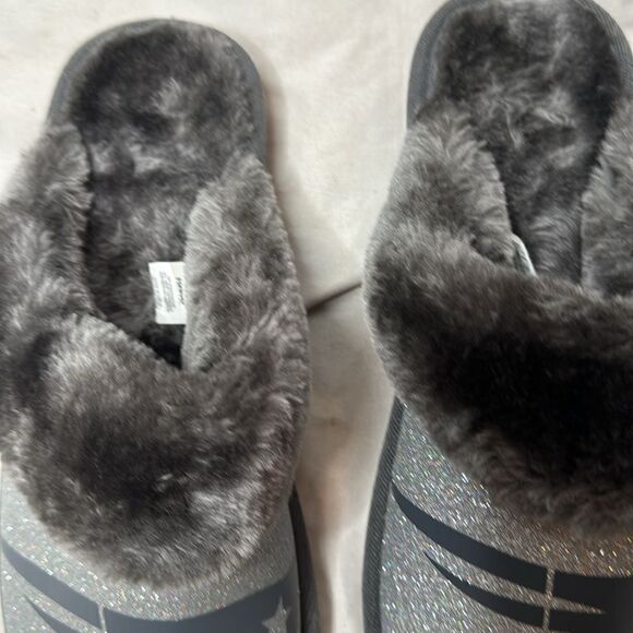 FOCO Officially Licensed Glitter Patriots Football Faux Fur Slippers. Size 9/10. - Picture 5 of 11